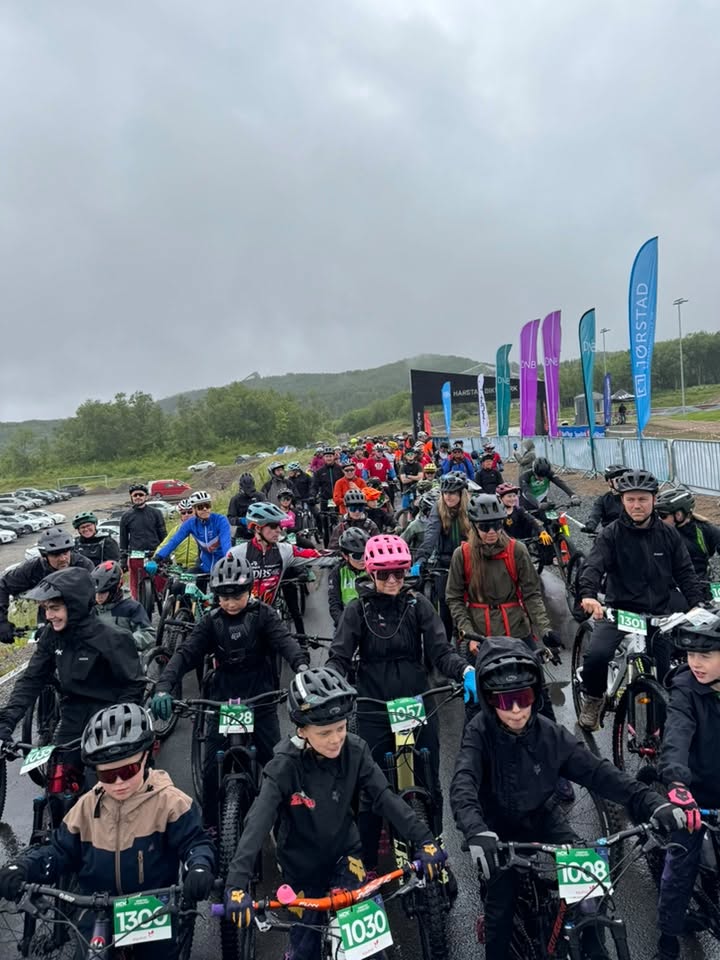 Harstad Sykkelfest 2026!! Ny deltakerrekord, gjørmeglede og magisk stemning 1 syk3